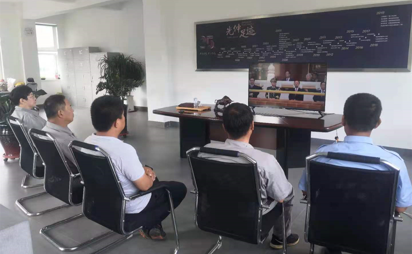 ˫������ԢĿֱ��